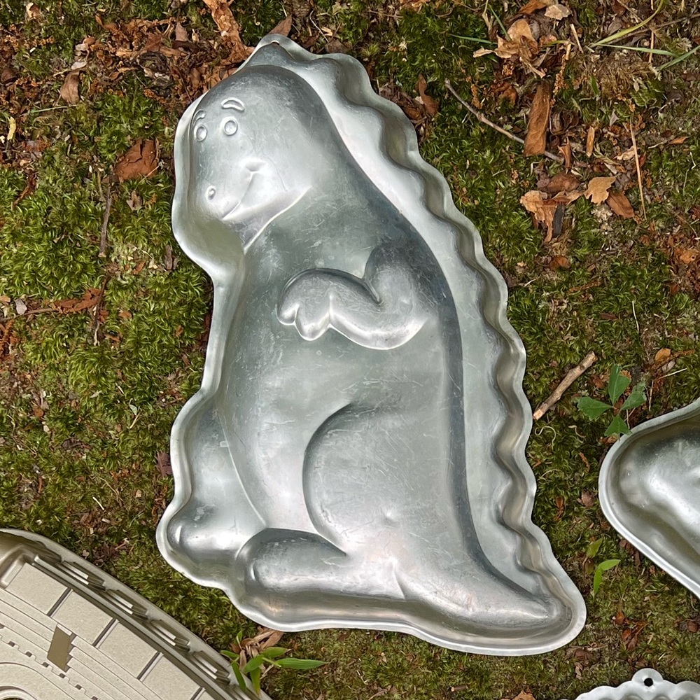 Vtg Dino 1988 Cake Pan by Wilton